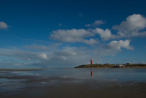 Texel Leuchtturm spiegelt sich im Wasser