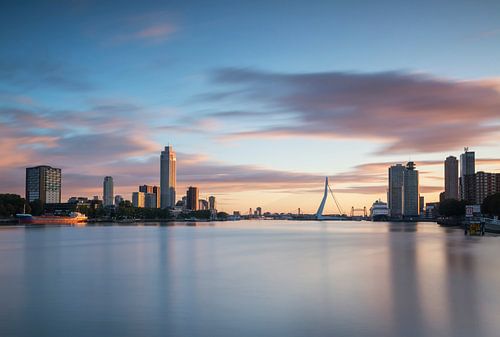 Rotterdam met Zalmhaventoren bij zonsopkomst