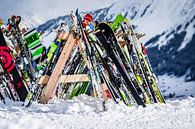 Ski's en snowboards tegen winters berglandschap van Dennis Kuzee thumbnail
