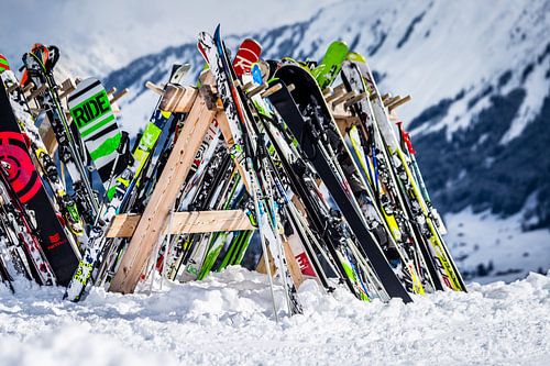 Ski's en snowboards tegen winters berglandschap