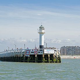 Staketsel bij de aanloop van de haven Nieuwpoort in België van Judith Cool