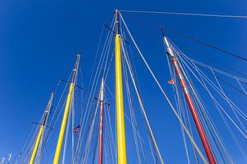 Masten en kabels van zeilschepen tegen achtergrond van blauwe lucht van Marc Venema