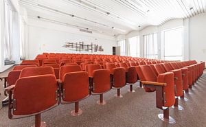 Auditoriumzaal gebouw SAQ (voormalig NatLab), Strijp-S van Bas Wolfs