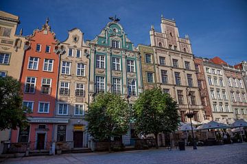 Oude gevels op plein in centrum van Gdansk, Polen van Joost Adriaanse