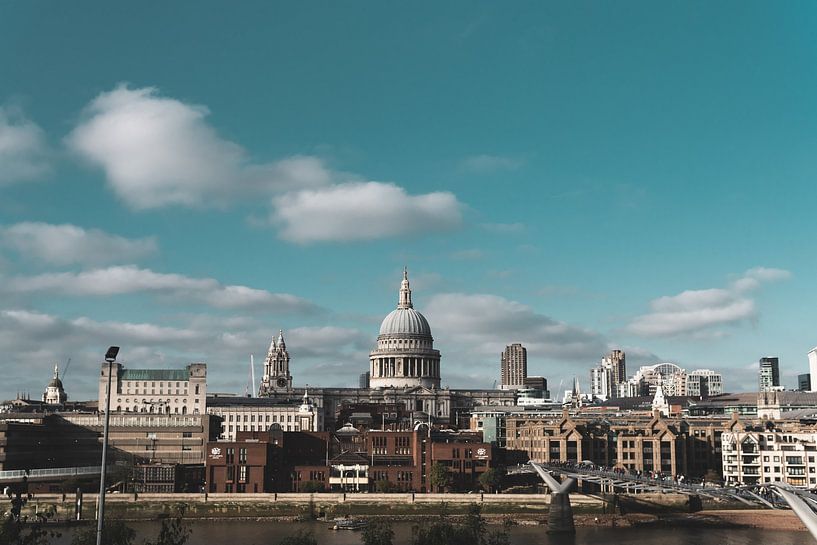 London by Hello Pompoyo