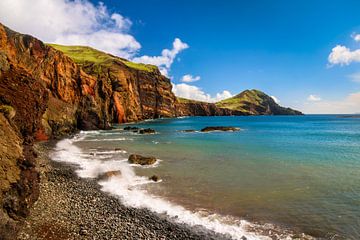 Kust met strand aan de oostpunt van het eiland Madeira, Portugal van Raphael Koch