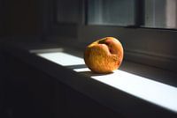 Stilleven met een appel. Minimalisme.