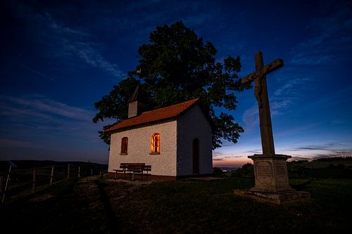 Kapel op een maanverlichte nacht