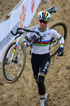 Fem van Empel shoulders world champion bike by FreddyFinn