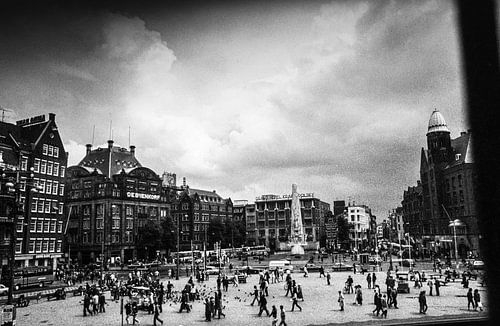 De Dam in Amsterdam 60-er jaren zwart-wit sur PIX STREET PHOTOGRAPHY