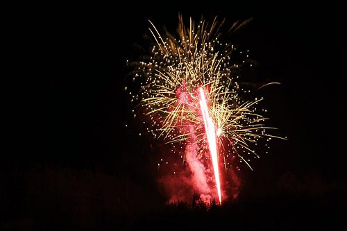 Rood gouden vuurwerk op zwarte achtergrond