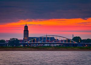 Een mooie oranje lucht boven de stad Deventer van Jaimy Leemburg Fotografie