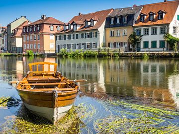 oever van de Regnitz met boot in Bamberg van Animaflora PicsStock