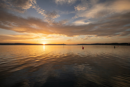 Schilderachtige zonsondergang boven het vredige Bodenmeer