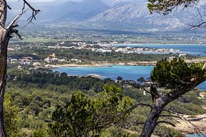 Kustlandschap voor het schiereiland La Victoria in Mallorca van Reiner Conrad