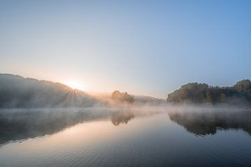 Het meer de Cranenweyer tijdens een sfeervolle mistige zonsopkomst van John van de Gazelle