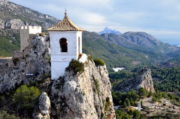 Uitzicht op het kapelletje van het kasteel de Guadalest in Spanje van Gert Bunt