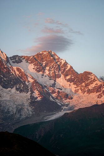 Zonsondergang boven Mestia in Georgië