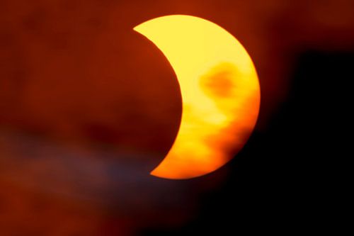 Partielle Sonnenfinsternis mit Wolken