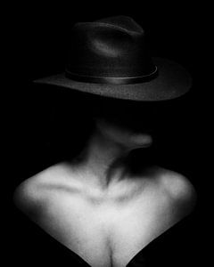 Lady with hat van Mark Isarin | Fotografie