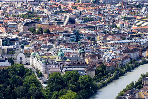 De oude binnenstad van Innsbruck in detail, met de dom en de Hofburg