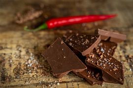 Chocolat, sel et poivre sur bois