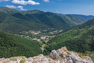 Uitzicht vanaf Kasteel Puilaurens Katharenland, Languedoc-Roussillon, Pyreneeën, Zuid-Frankrijk van Russcher Tekst & Beeld