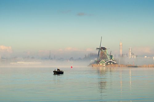 Windmolen aan de Zaanse Schans met visser
