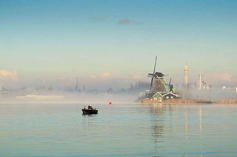 Windmolen aan de Zaanse Schans met visser by Tom Elst