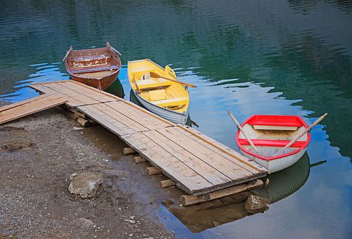 Roeiboten aan de steiger