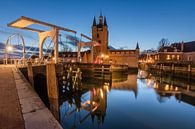 De Zuidhavenpoort van Zierikzee in het blauwe uurtje. van Jan Poppe thumbnail