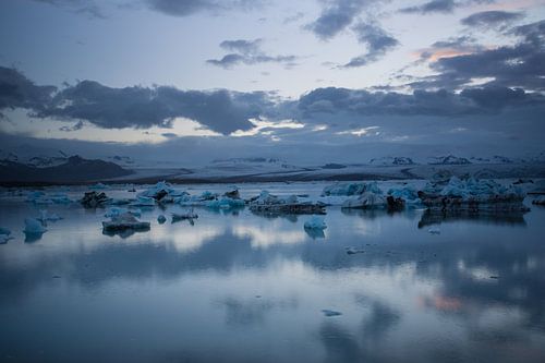 Islande - Glace flottante bleue dans un lagon glaciaire à minuit
