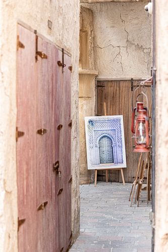 Kunstwerk in een smal steegje