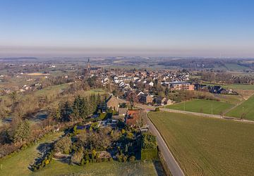 Luftaufnahme des Kirchdorfs Vijlen in Südlimburg