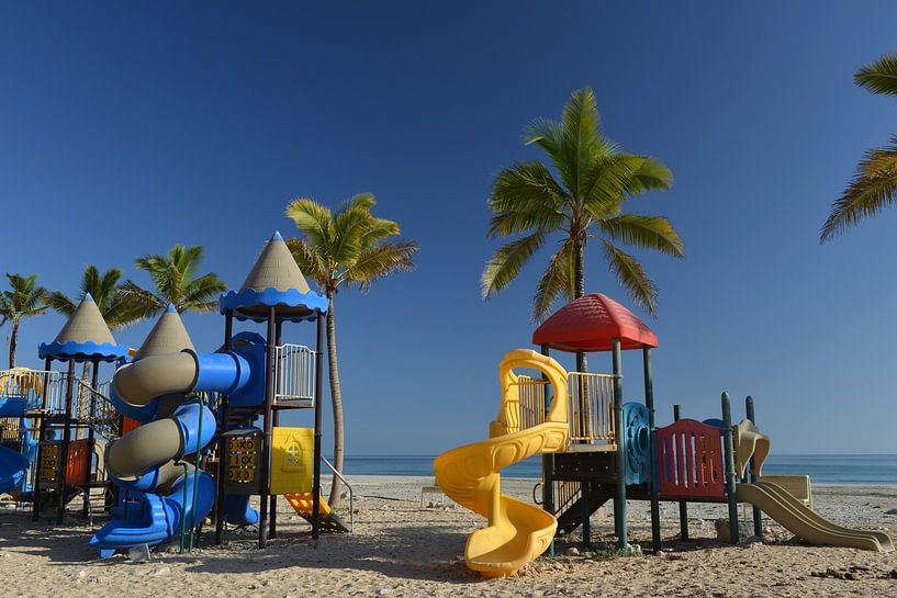 Spielplatz am Rakhyut Beach (Oman) von Alphapics