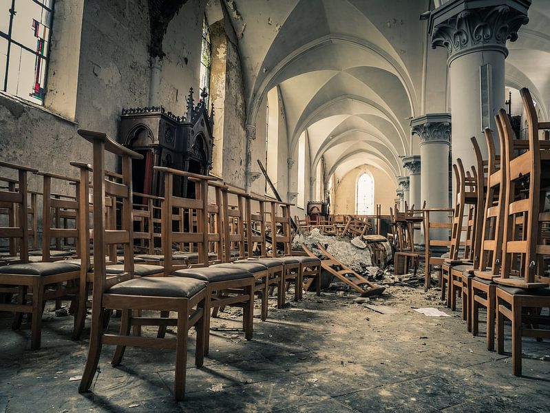 Stoelen in Verlaten Kerk, België van Art By Dominic