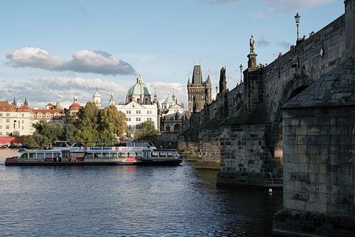 De rivier Vltava met de Karelsbrug in de oude binnenstad van Praag
