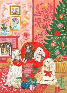 Afghaanse windhonden in gezellige woonkamer met kerst in heldere kleuren van Caroline Bonne Müller