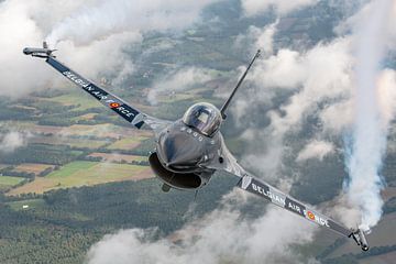 Belgische F-16 Demo Team: Dark Falcon. van Jaap van den Berg
