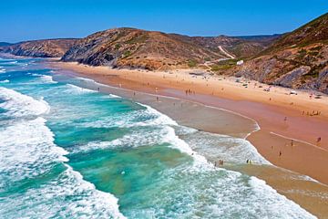 Luchtfoto van het strand bij Vale Figueiras aan de westkust in Portugal van Eye on You