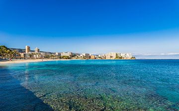 Blick auf den Küstenstrand in der Bucht von Magaluf, Insel Mallorca, Spanien Balearen von Alex Winter