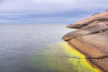 Oostzeekust met rotsen op het eiland Blå Jungfrun in Zweden van Rico Ködder