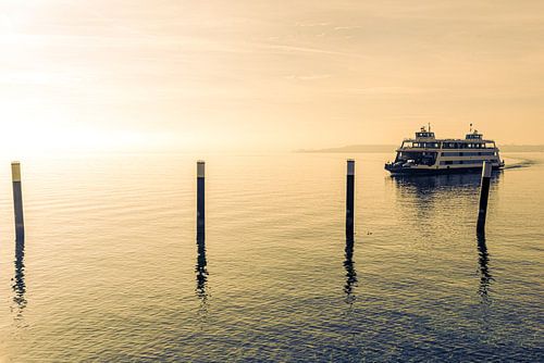 Fähre am Bodensee zwischen Meersburg und Konstanz bei Sonnenuntergang