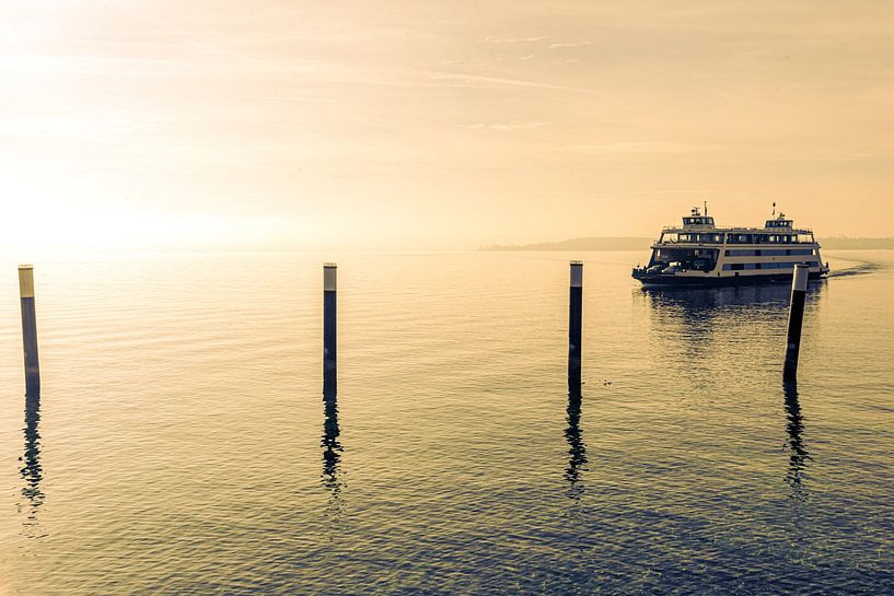 Ferry sur le lac de Constance entre Meersburg et Constance au coucher du soleil par Dieter Walther