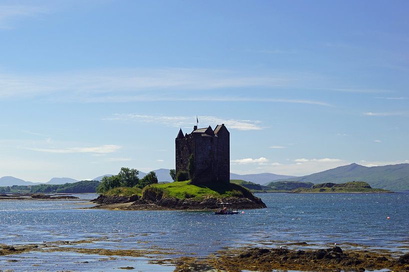 Castle Stalker is a tower house about 2.5 kilometers northeast of Port Appin by Babetts Bildergalerie
