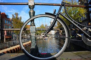 Fahrrad auf dem Kanal von Amsterdam von My Footprints