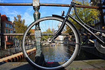 Vélo sur le canal d'Amsterdam sur My Footprints