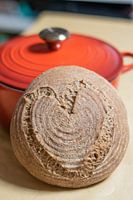 Bruin brood met hartjes decoratie