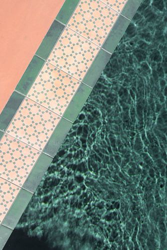 Rand van een zwembad met mozaïek tegels | reisfotografie print