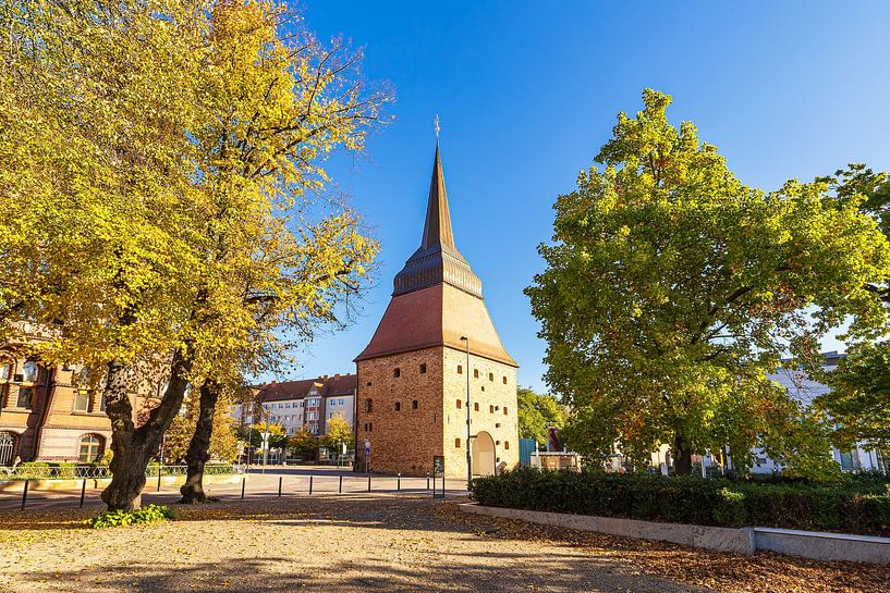 Blick auf das Steintor in der Hansestadt Rostock im Herbst von Rico Ködder